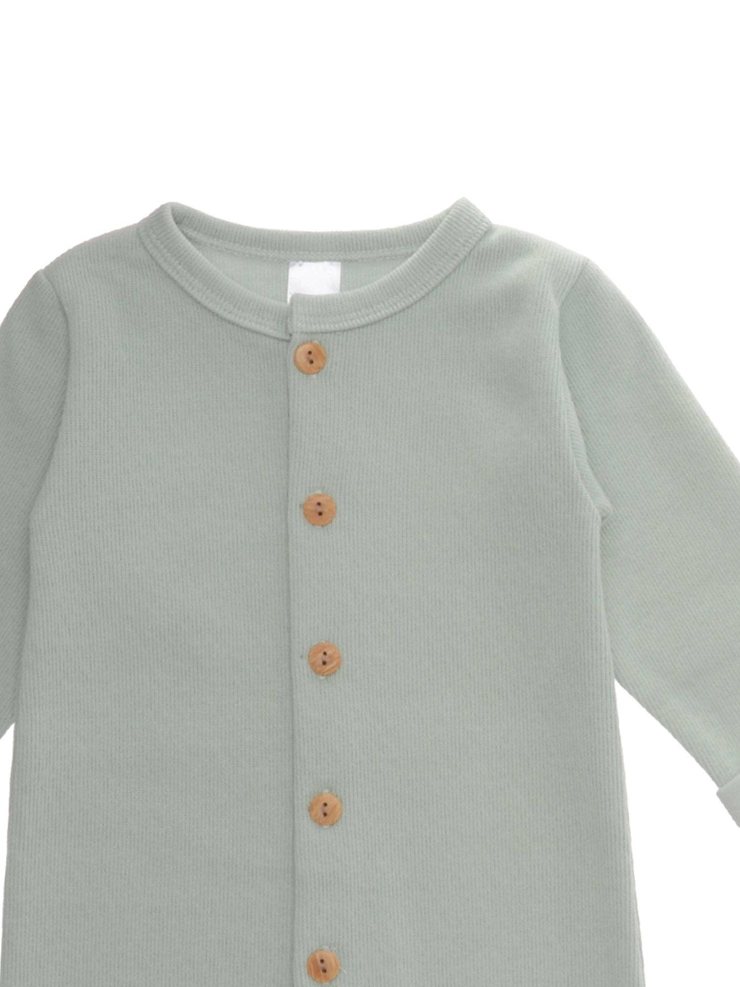 Stylischer Kinder Rib-Strick-Overall in Schilf, weiche Qualität, Knöpfe in Holzoptik, Rundhalsausschnitt und umgeschlagene Säume, perfekt für Babys und Kleinkinder.