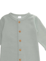 Stylischer Kinder Rib-Strick-Overall in Schilf, weiche Qualität, Knöpfe in Holzoptik, Rundhalsausschnitt und umgeschlagene Säume, perfekt für Babys und Kleinkinder.