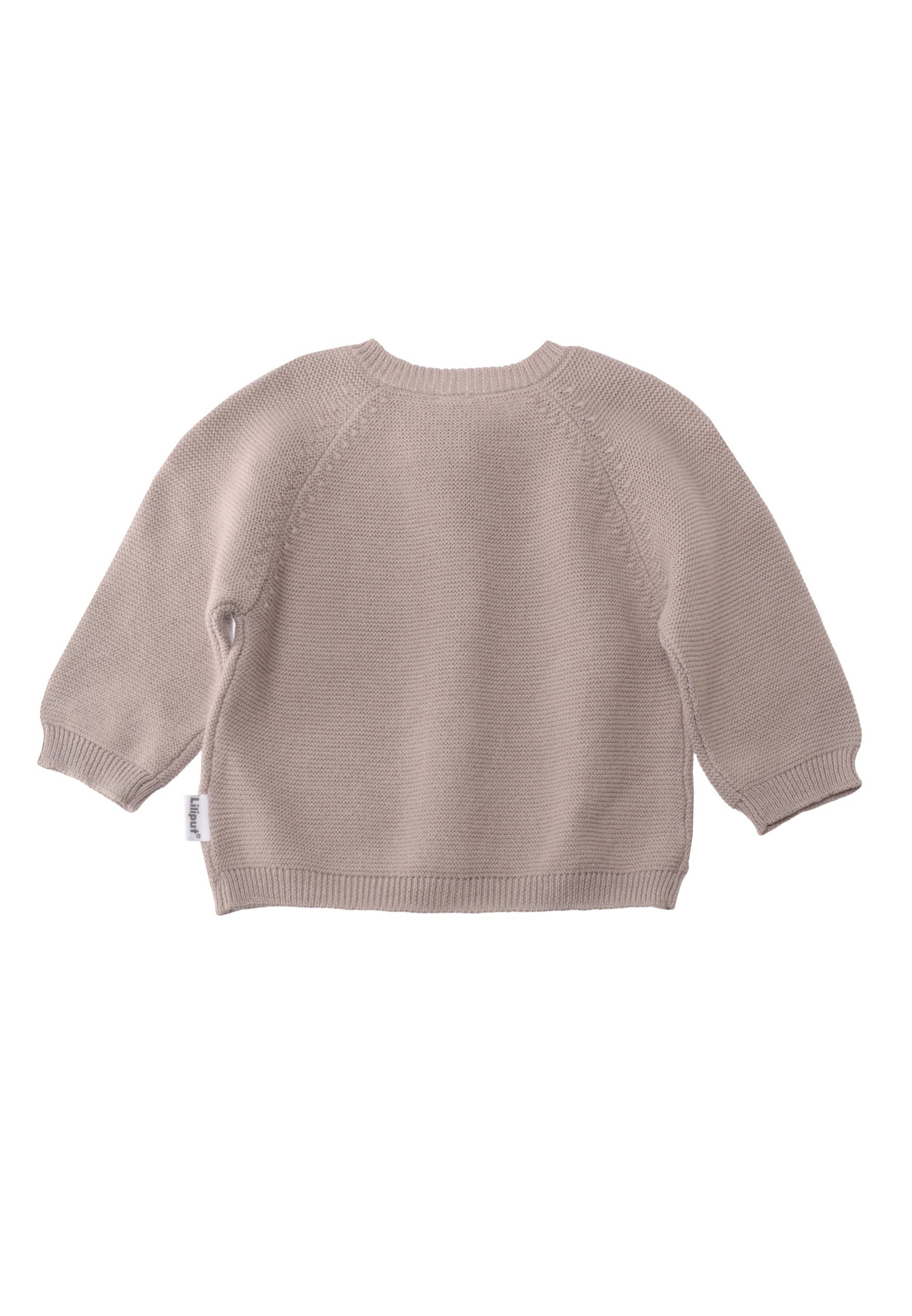 Stylische Kinder Strickjacke in Taupe mit Holzknöpfen, weiches Baumwollmaterial, Raglanärmel, perfekt kombinierbar mit passender Strickhose.