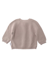 Stylische Kinder Strickjacke in Taupe mit Holzknöpfen, weiches Baumwollmaterial, Raglanärmel, perfekt kombinierbar mit passender Strickhose.