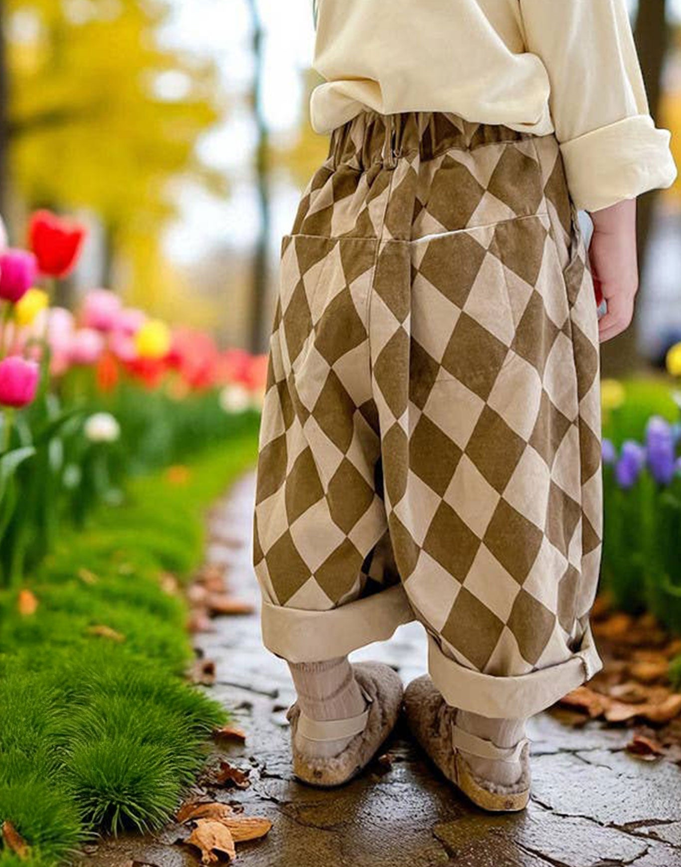 Kinderhose CHESS von Annie & Charles® – weite Retro-Hose mit elastischem Bund und modernem Karodesign aus Baumwolle.