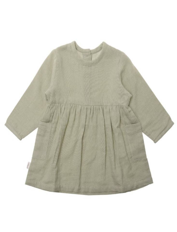 Niedliches langärmliges Musselin Kleid für Kinder in Schilfgrün, mit Taschen vorne, Knöpfen hinten und typischer Crinkel Struktur.