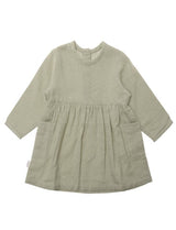 Niedliches langärmliges Musselin Kleid für Kinder in Schilfgrün, mit Taschen vorne, Knöpfen hinten und typischer Crinkel Struktur.