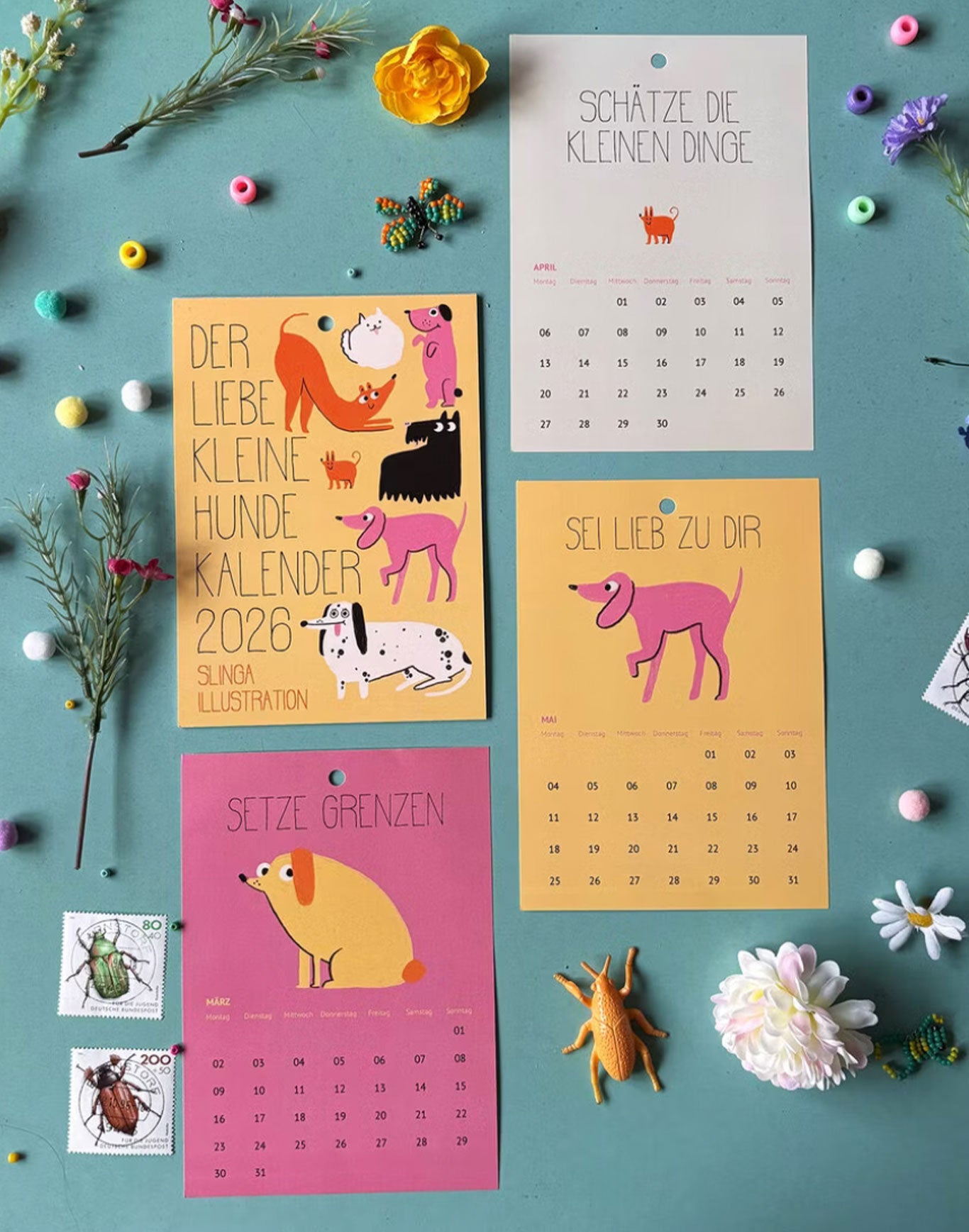 Der kleine liebe Hunde Kalender 2026 – niedlicher Mini-Jahreskalender im A6-Format mit 12 süßen Hundemotiven und herzerwärmenden Sprüchen.