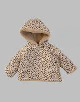 Lammfelljacke für Kinder aus weicher Baumwolle mit flauschigem Innenfutter, Farbe Beige mit Leopardenmuster.