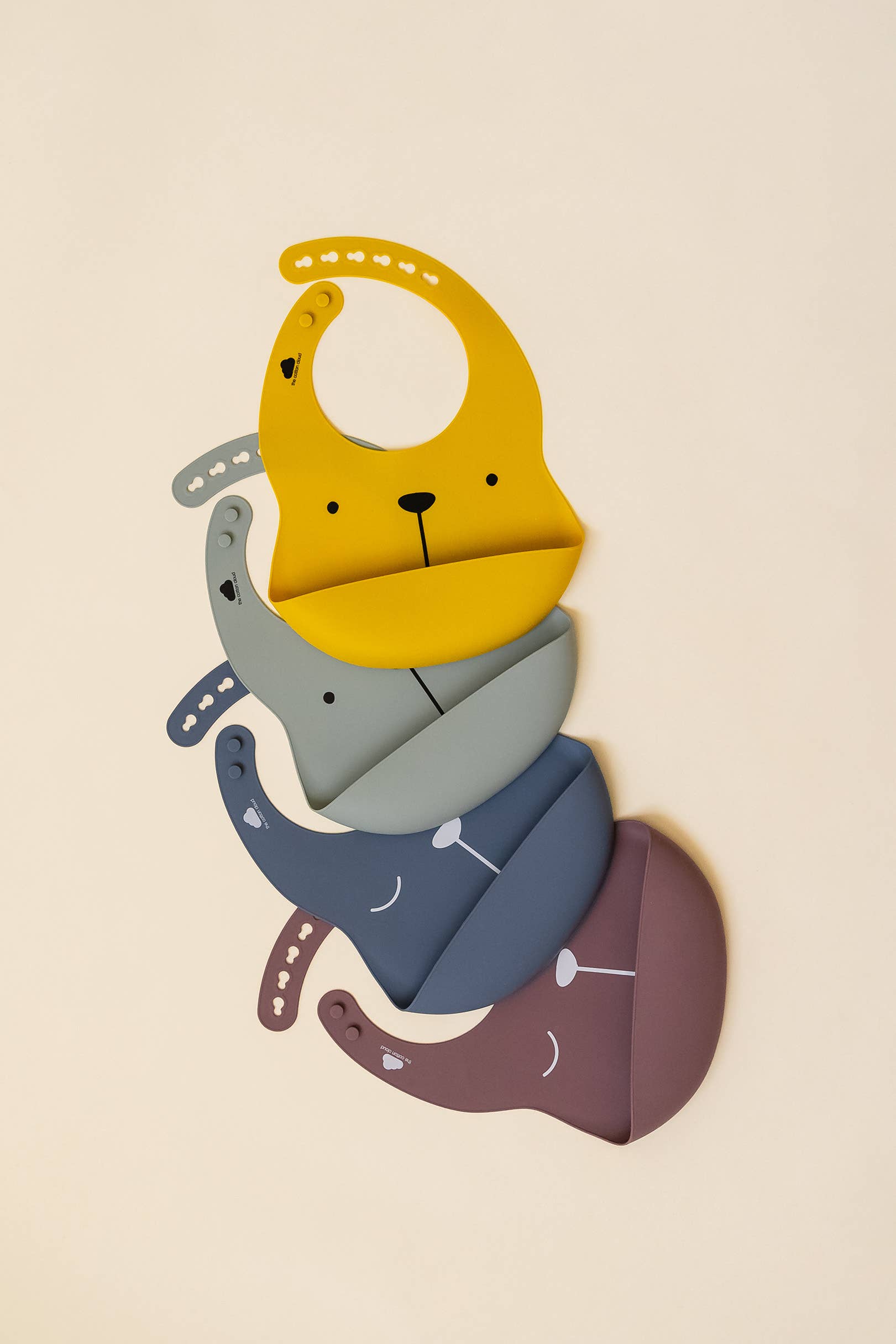 Lili Lätzchen Set in Pflaume und Blush, verstellbare Baby Lätzchen aus Silikon mit tiefem Auffangfach, für 4 Monate bis 5 Jahre geeignet.