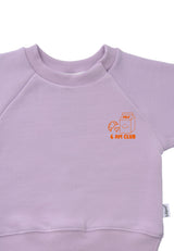 Mini & Me Kinder Sweatshirt 6 am Club in flieder, weiche Baumwollmischung, perfekter Partnerlook für Familien mit kleinen Frühaufstehern.