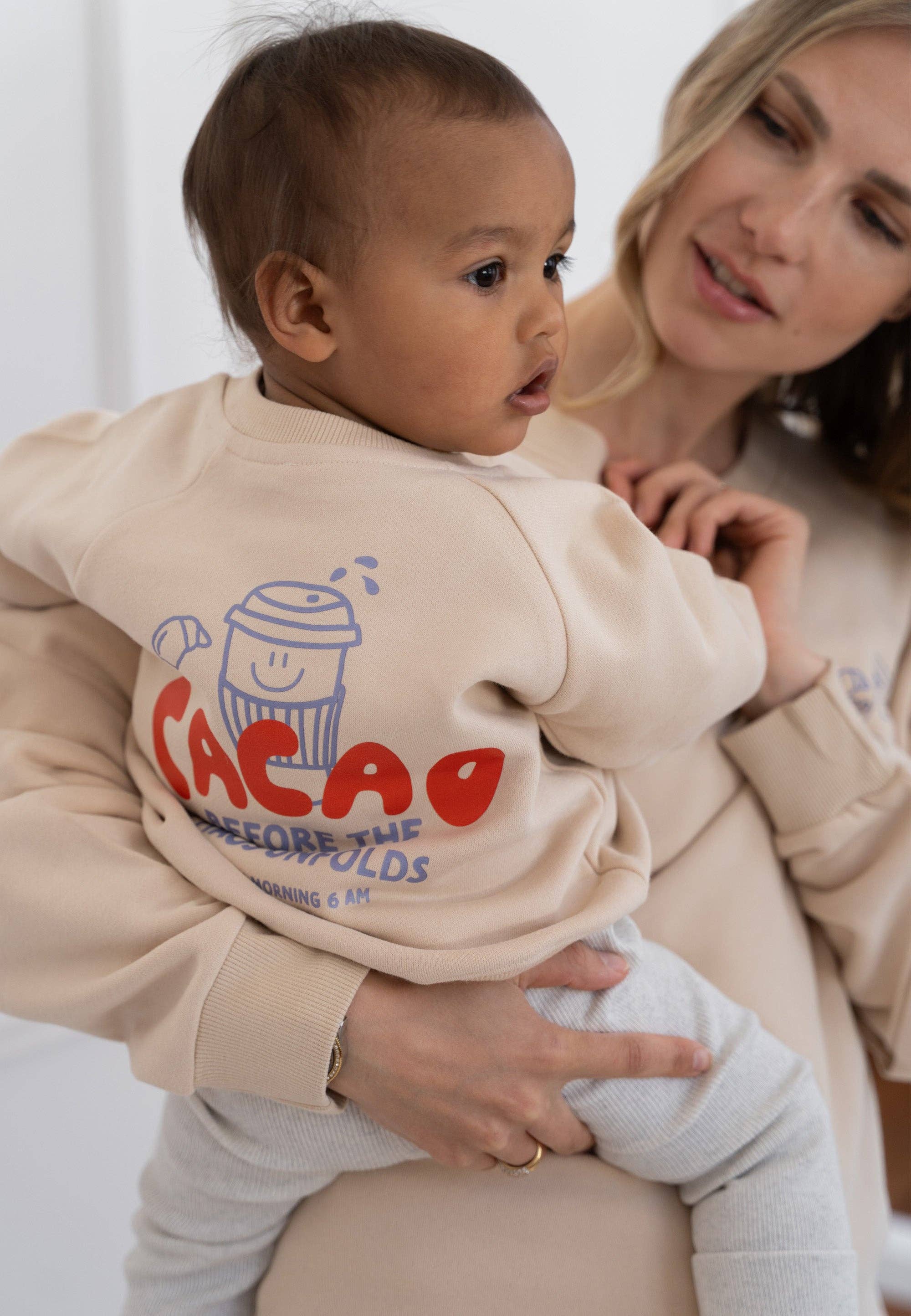 Cacao before Chaos Sweatshirt Mini & Me beige mit Raglanärmeln, versteckten Druckknöpfen und weicher Baumwollmischung für Kinder.