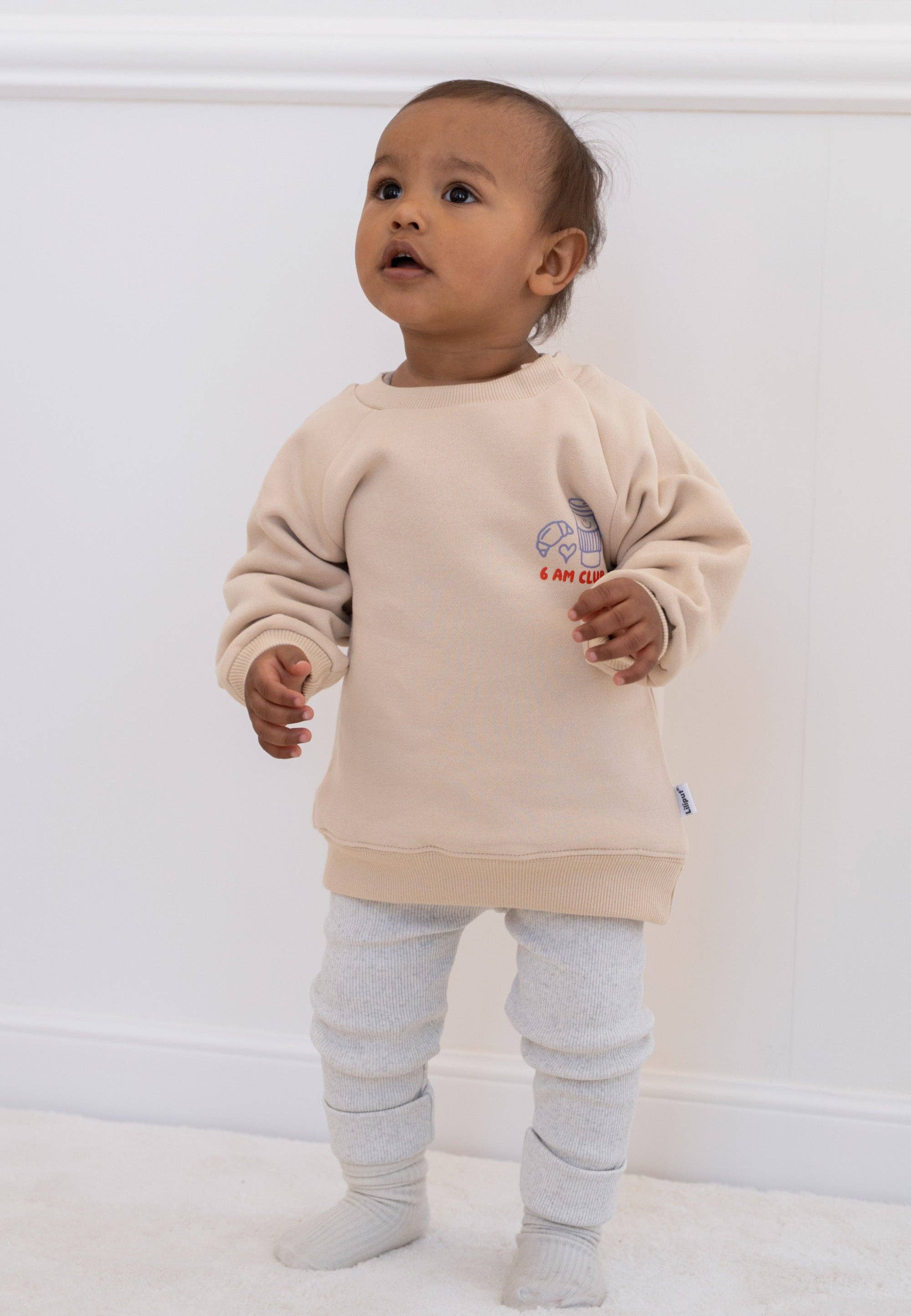 Cacao before Chaos Sweatshirt Mini & Me beige mit Raglanärmeln, versteckten Druckknöpfen und weicher Baumwollmischung für Kinder.