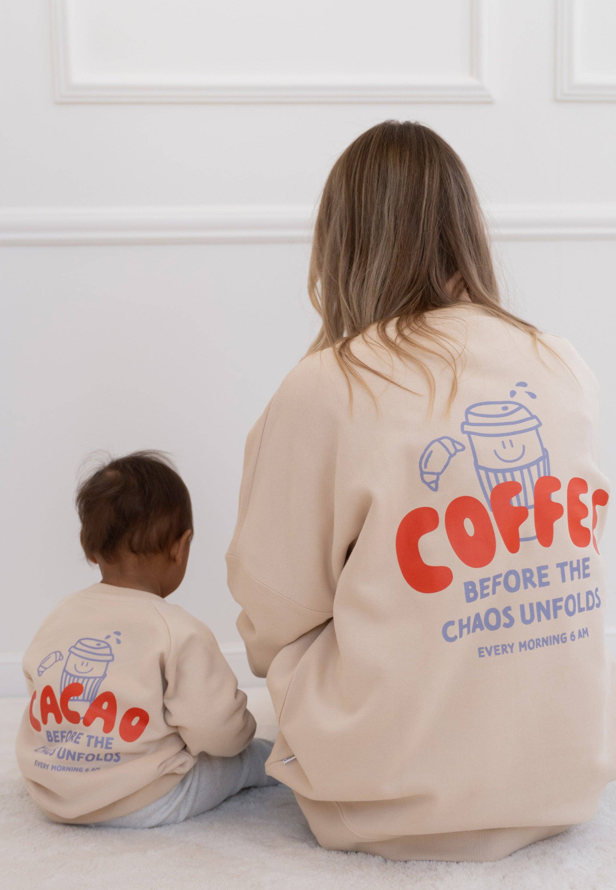 Cacao before Chaos Sweatshirt Mini & Me beige mit Raglanärmeln, versteckten Druckknöpfen und weicher Baumwollmischung für Kinder.