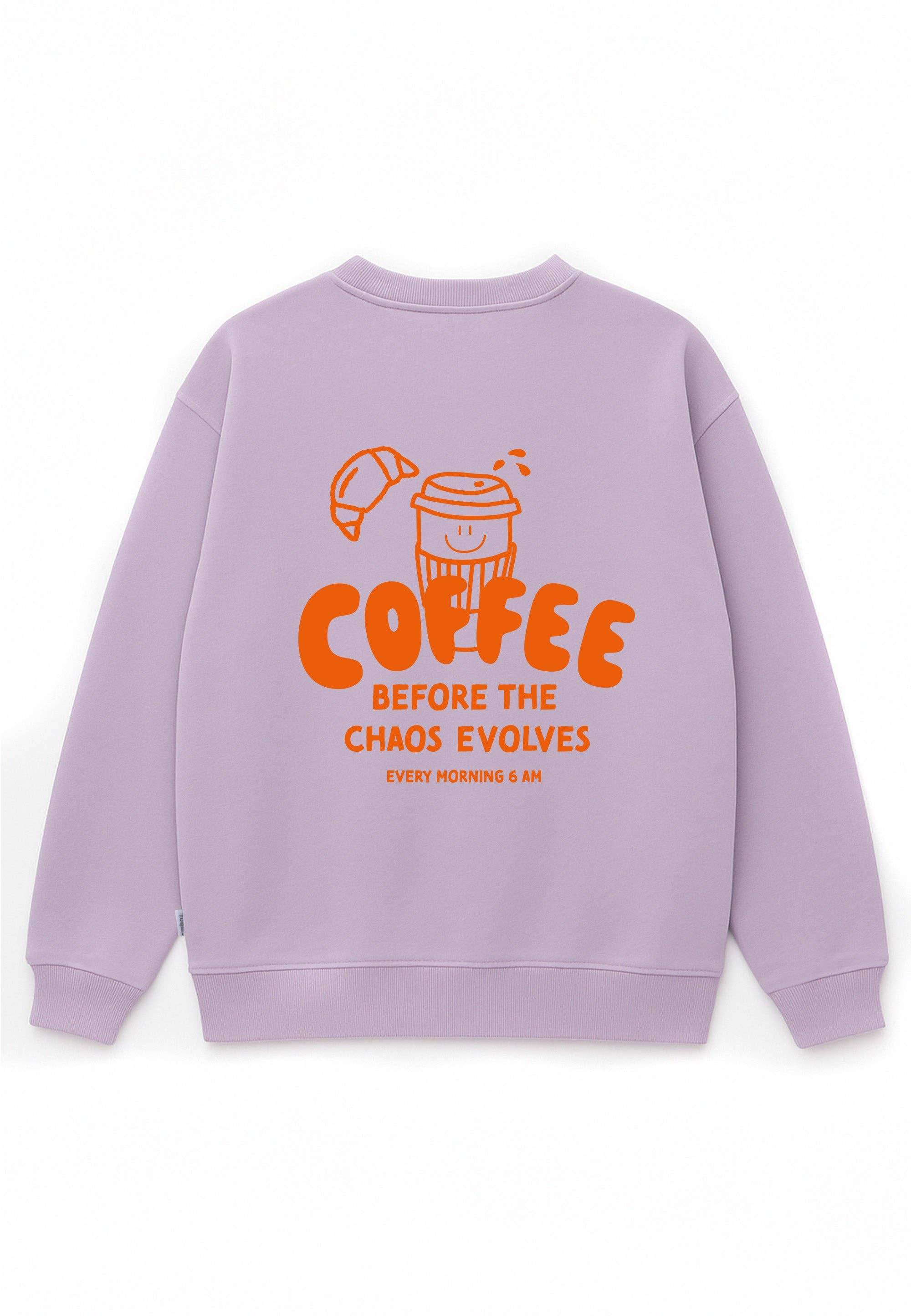 Coffee before Chaos Sweatshirt in flieder für Mama und Kind, Mini & Me Partnerlook, gemütlich, stylisch und mit humorvollem Print.