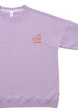 Coffee before Chaos Sweatshirt in flieder für Mama und Kind, Mini & Me Partnerlook, gemütlich, stylisch und mit humorvollem Print.