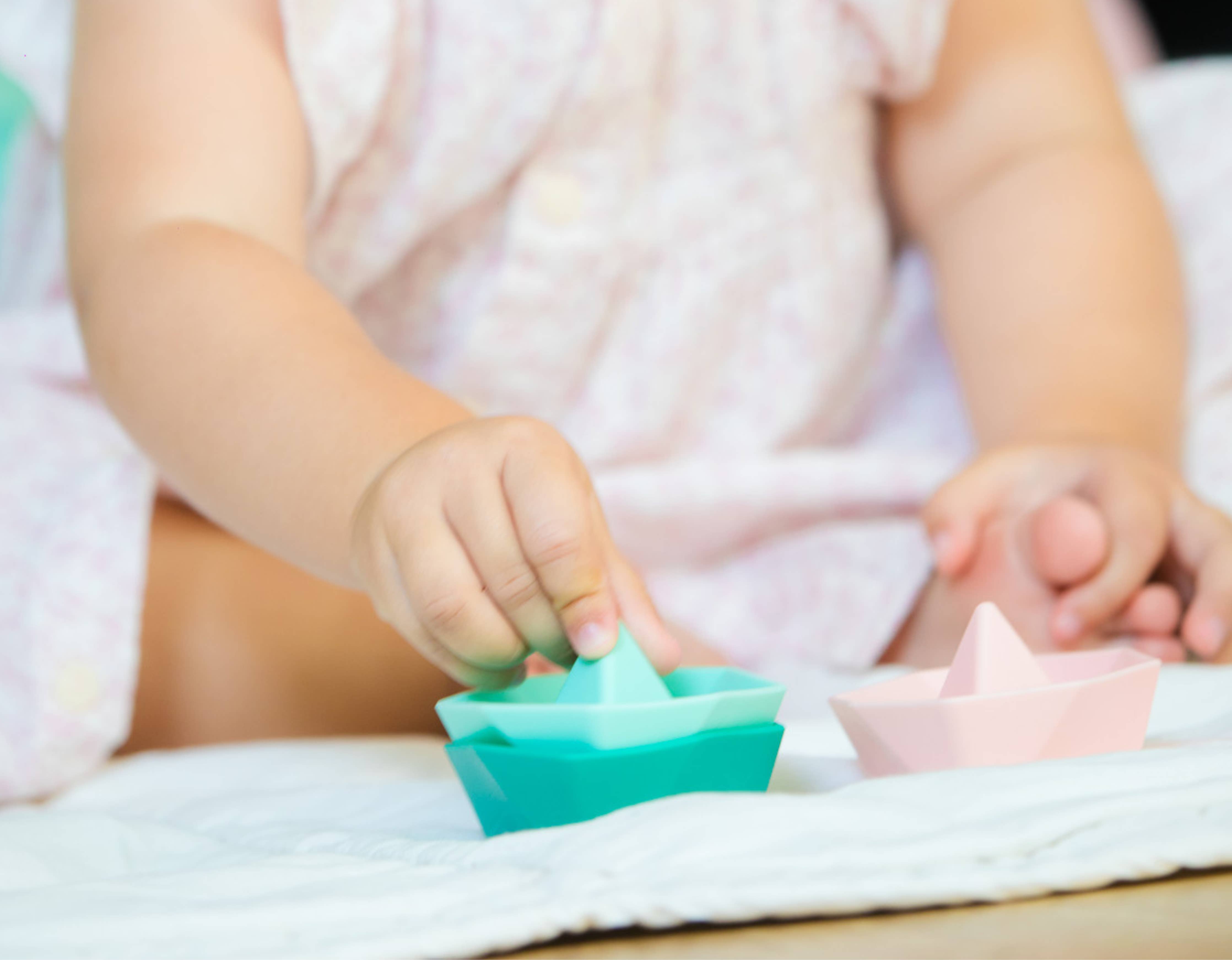 Montessori Babyspielzeugset 3-36 Monate aus Holz und Silikon, fördert Koordination, Motorik, Hand-Auge-Koordination und kreatives Spielen, inklusive Beißring, Booten und Auto.