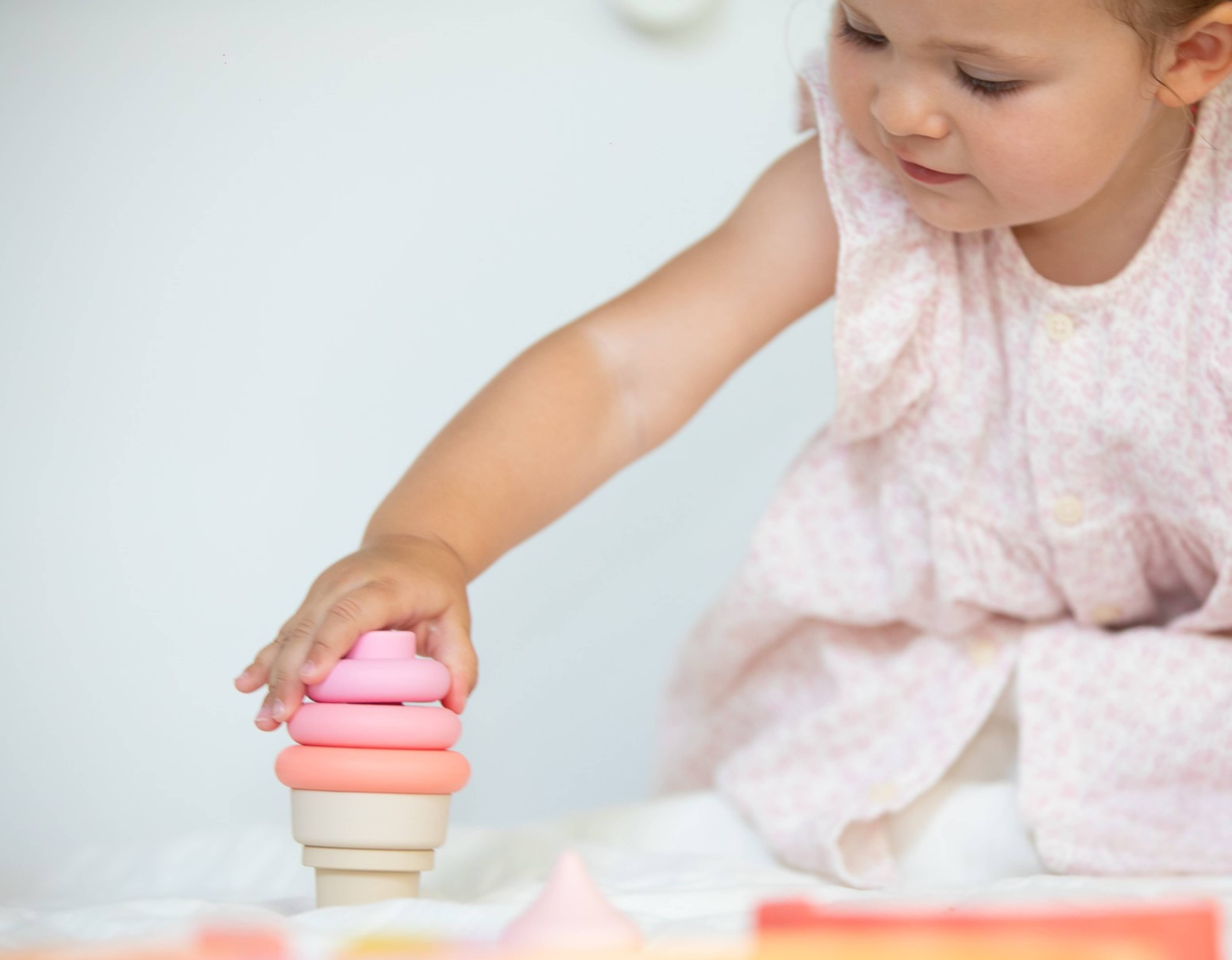 Montessori Entdeckungsset für Babys 3-36 Monate mit Holz- und Silikonspielzeug, Beißring, Schnullerhalter, 4 stapelbaren Booten, stapelbarem Eis und Wolken-Auto.