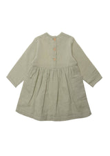 Langärmliges Musselin Kleid für Babys in Schilfgrün, aus 100 Prozent Baumwolle mit Taschen und Holzknöpfen, weiche Crinkel-Optik.