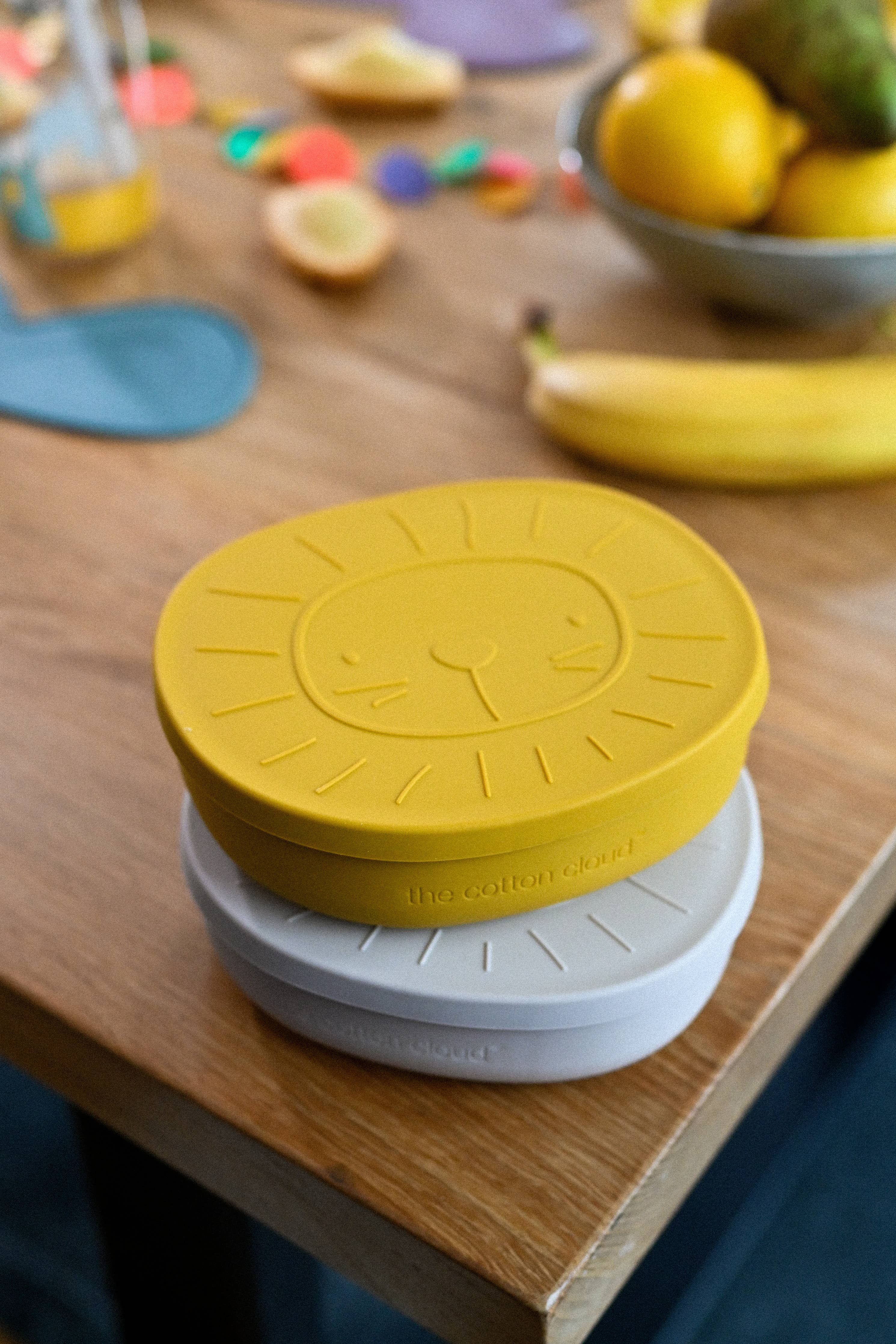 Nachhaltige Lunchbox Alfie der Löwe in Senfgelb, plastikfreie Brotdose aus lebensmittelechtem Silikon, leicht zu reinigen und perfekt für unterwegs.