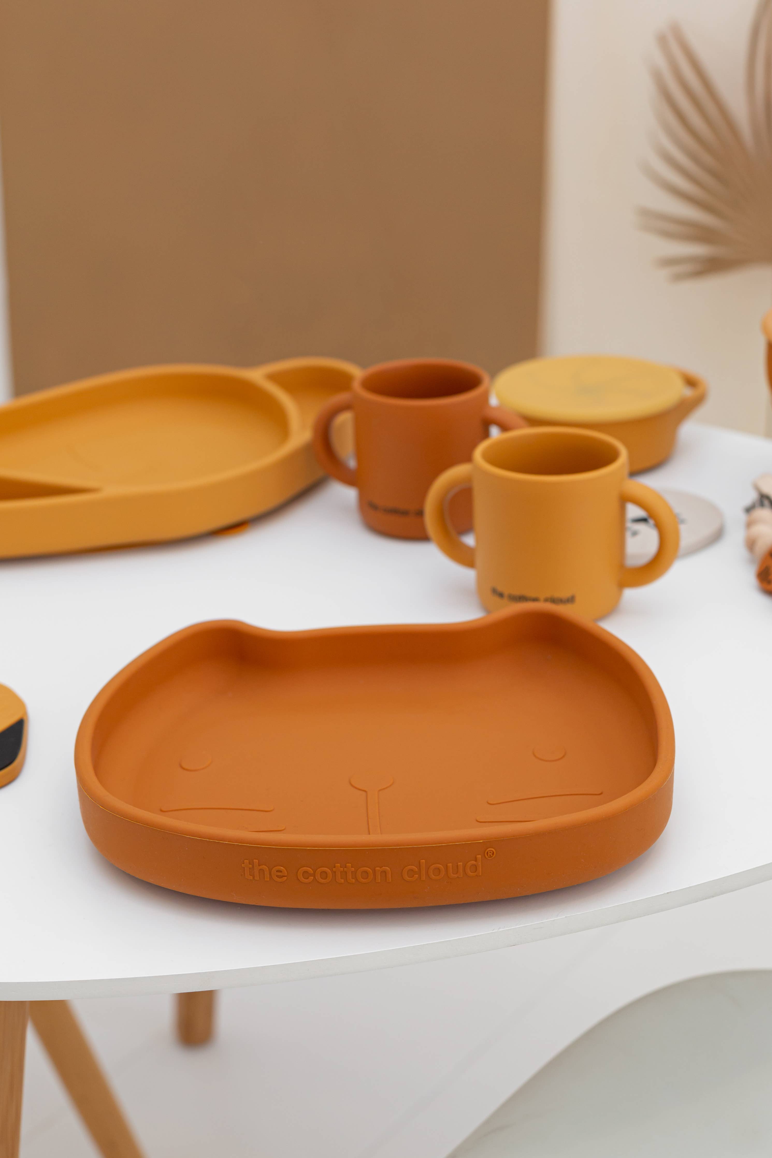 Nachhaltige Baby Schale aus Silikon Pippa the Cat in Karamell, mit Saugfuß gegen Verrutschen, langlebig, BPA-frei und entworfen in Deutschland.