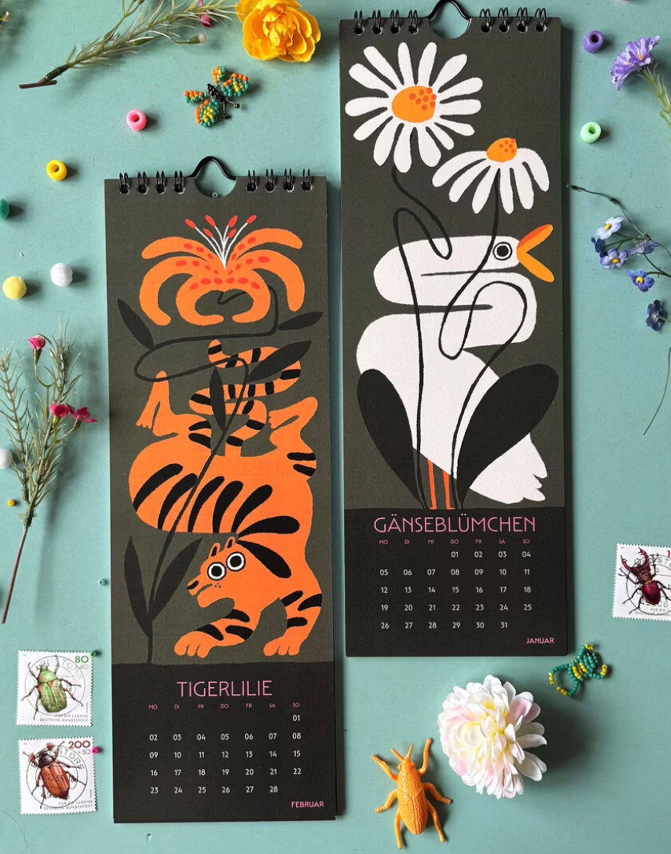 Naturkalender 2026 mit zarten Illustrationen von Pflanzen mit Tiernamen – Hahnenfuß, Tigerlilie, Gänseblümchen und mehr.