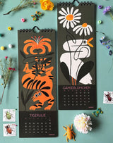 Naturkalender 2026 mit zarten Illustrationen von Pflanzen mit Tiernamen – Hahnenfuß, Tigerlilie, Gänseblümchen und mehr.