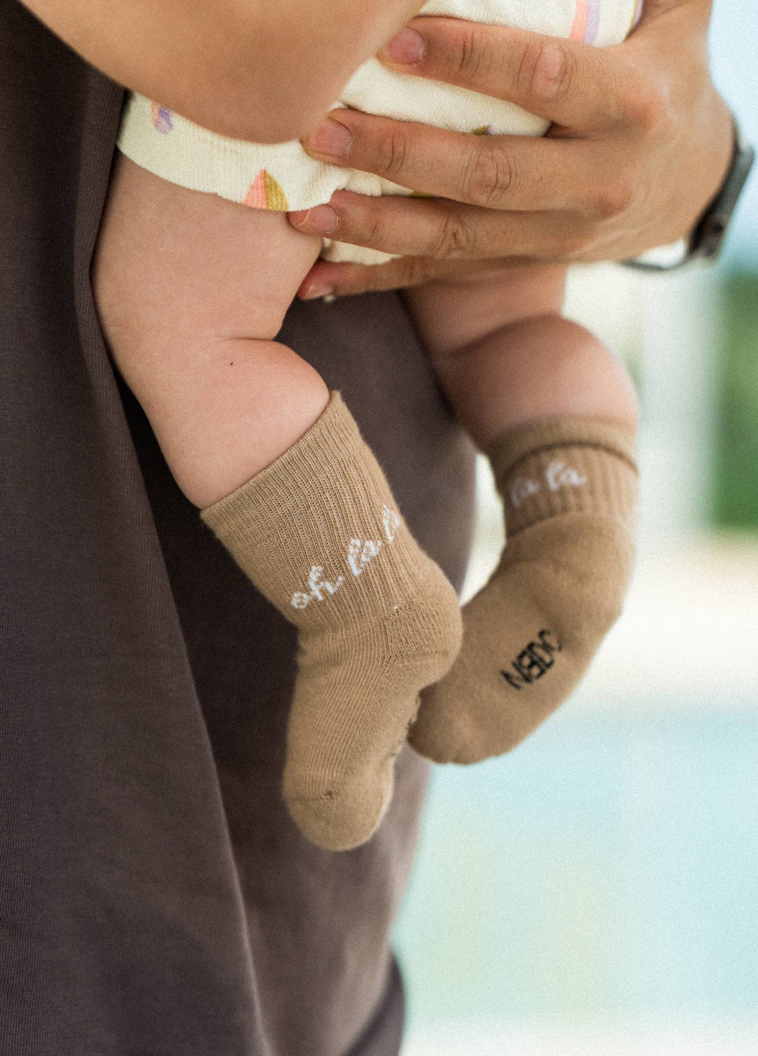 Kinder-Socken in Beige von No Bad Days Club mit eingewebtem „oh la la“-Schriftzug, nahtfrei, extra verstärkt unter dem Fuß, nachhaltig produziert in Portugal.