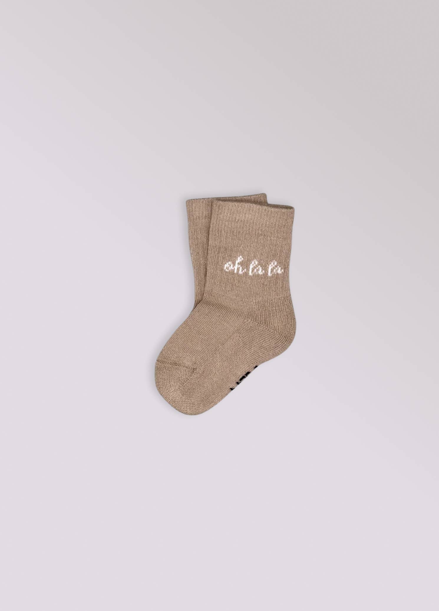 Kinder-Socken in Beige von No Bad Days Club mit eingewebtem „oh la la“-Schriftzug, nahtfrei, extra verstärkt unter dem Fuß, nachhaltig produziert in Portugal.