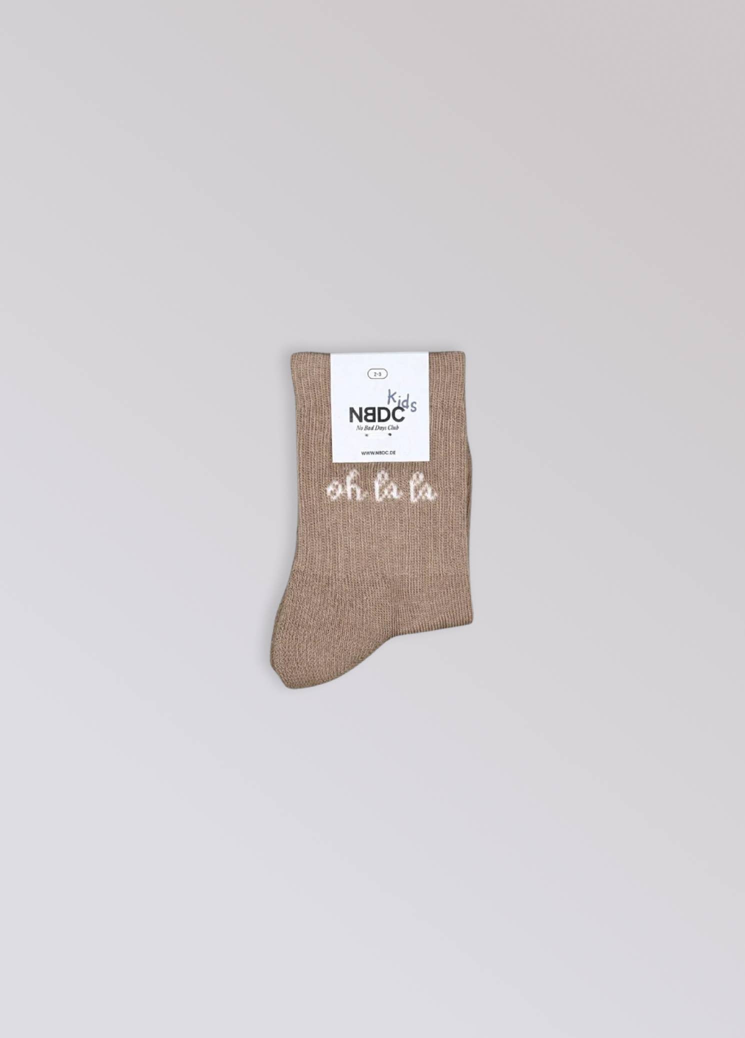 Kinder-Socken in Beige von No Bad Days Club mit eingewebtem „oh la la“-Schriftzug, nahtfrei, extra verstärkt unter dem Fuß, nachhaltig produziert in Portugal.