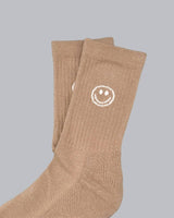 Kinder-Socken in Beige von No Bad Days Club mit eingewebtem Smiley, nahtfrei, extra verstärkt unter dem Fuß, nachhaltig produziert in Portugal.