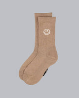 Kinder-Socken in Beige von No Bad Days Club mit eingewebtem Smiley, nahtfrei, extra verstärkt unter dem Fuß, nachhaltig produziert in Portugal.