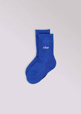 Kinder-Socken in Blau von No Bad Days Club mit eingewebtem „ciao“-Schriftzug, nahtfrei, extra verstärkt unter dem Fuß, nachhaltig produziert in Portugal.