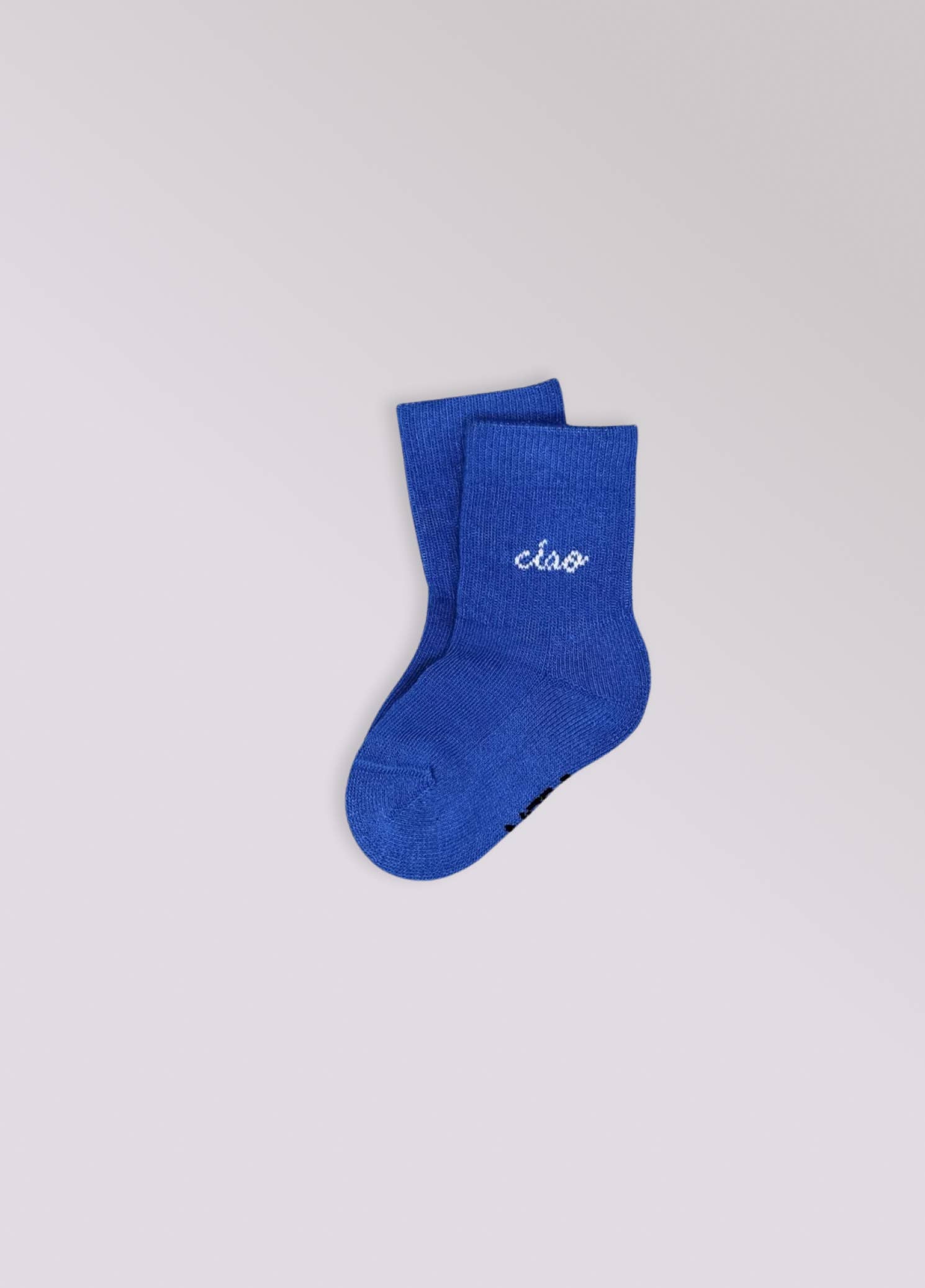 Kinder-Socken in Blau von No Bad Days Club mit eingewebtem „ciao“-Schriftzug, nahtfrei, extra verstärkt unter dem Fuß, nachhaltig produziert in Portugal.
