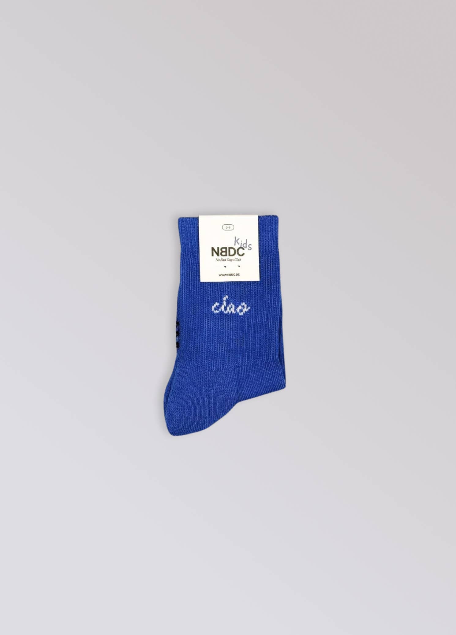 Kinder-Socken in Blau von No Bad Days Club mit eingewebtem „ciao“-Schriftzug, nahtfrei, extra verstärkt unter dem Fuß, nachhaltig produziert in Portugal.