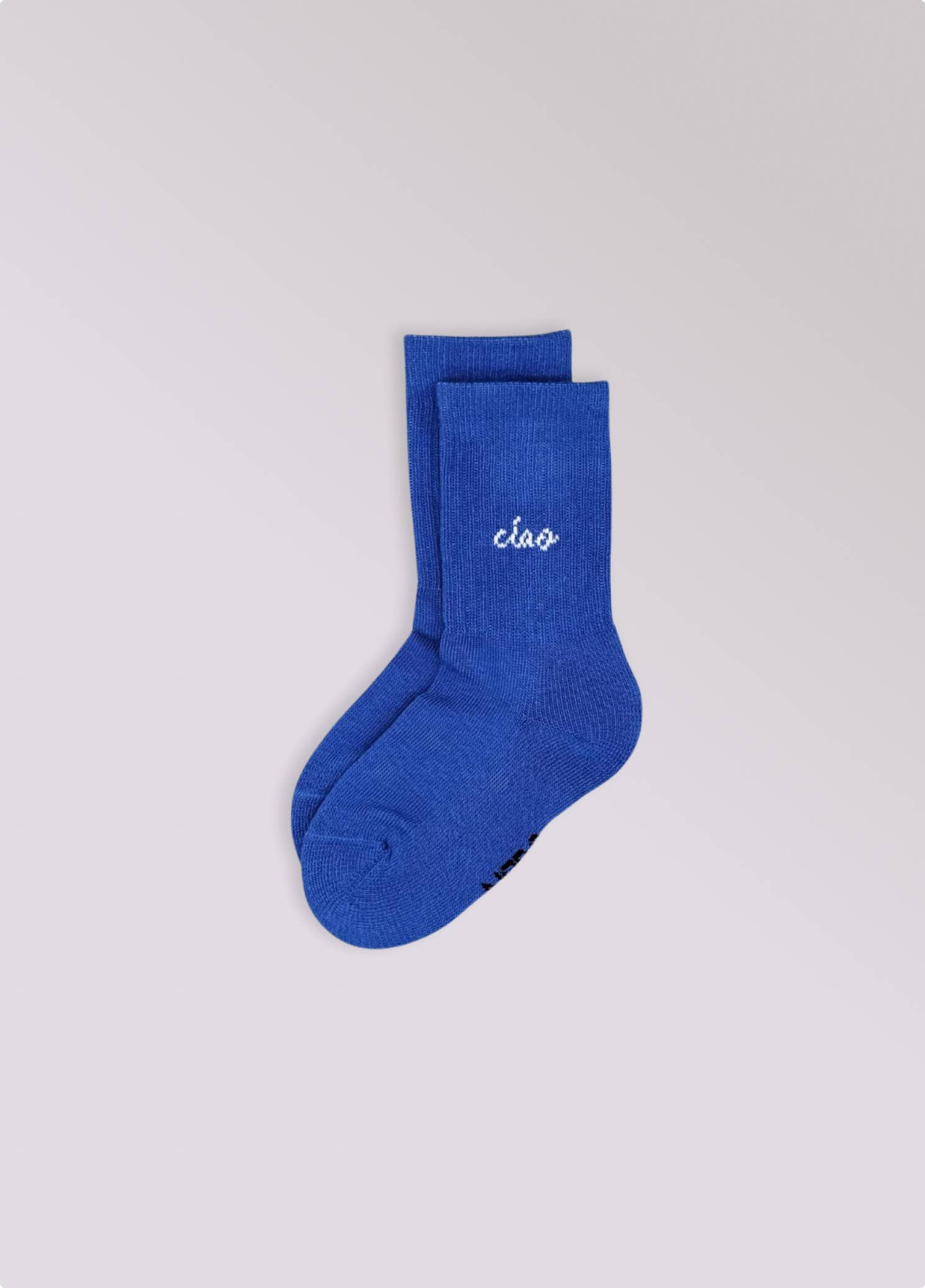 Kinder-Socken in Blau von No Bad Days Club mit eingewebtem „ciao“-Schriftzug, nahtfrei, extra verstärkt unter dem Fuß, nachhaltig produziert in Portugal.
