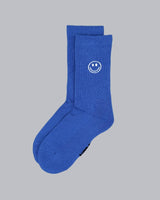 Kinder-Socken in Blau von No Bad Days Club mit eingewebtem Smiley, nahtfrei, extra verstärkt unter dem Fuß, nachhaltig produziert in Portugal.