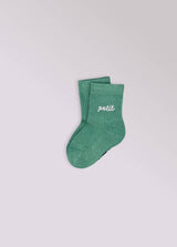 Kinder-Socken in Grün von No Bad Days Club mit eingewebtem „petit“-Schriftzug, nahtfrei, extra verstärkt unter dem Fuß, nachhaltig produziert in Portugal.