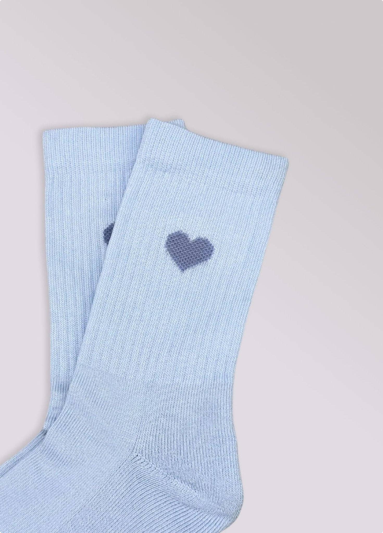 Kinder-Socken in Hellblau von No Bad Days Club mit eingewebtem Herz, nahtfrei, extra verstärkt unter dem Fuß, nachhaltig produziert in Portugal.