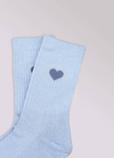 Kinder-Socken in Hellblau von No Bad Days Club mit eingewebtem Herz, nahtfrei, extra verstärkt unter dem Fuß, nachhaltig produziert in Portugal.