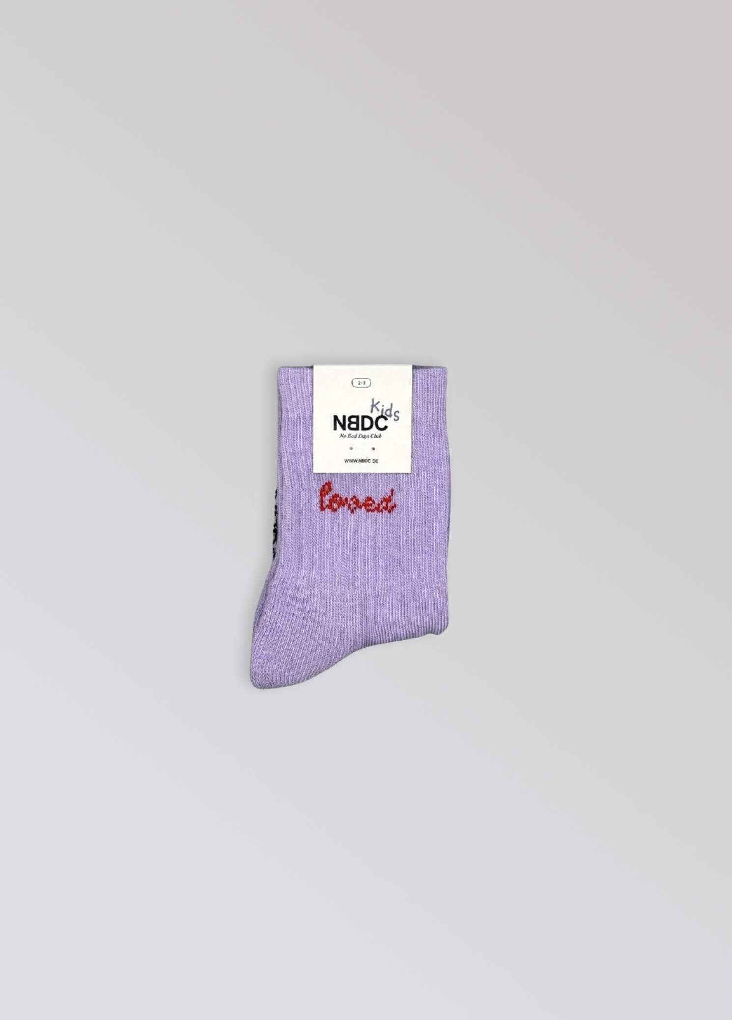 Kinder-Socken in Lila von No Bad Days Club mit eingewebtem „loved“-Schriftzug, nahtfrei, extra verstärkt unter dem Fuß, nachhaltig produziert in Portugal.