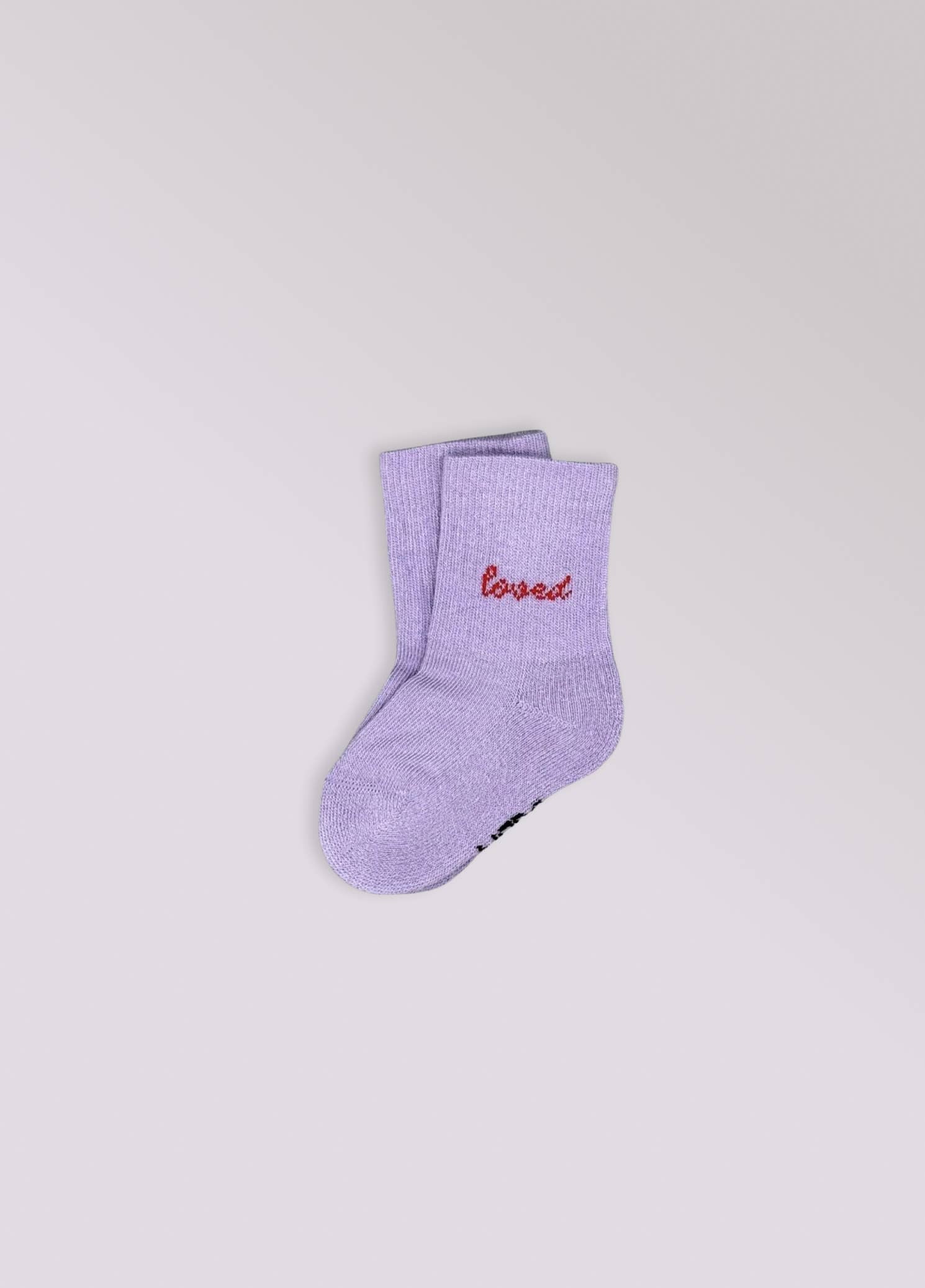 Kinder-Socken in Lila von No Bad Days Club mit eingewebtem „loved“-Schriftzug, nahtfrei, extra verstärkt unter dem Fuß, nachhaltig produziert in Portugal.