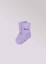 Kinder-Socken in Lila von No Bad Days Club mit eingewebtem „loved“-Schriftzug, nahtfrei, extra verstärkt unter dem Fuß, nachhaltig produziert in Portugal.