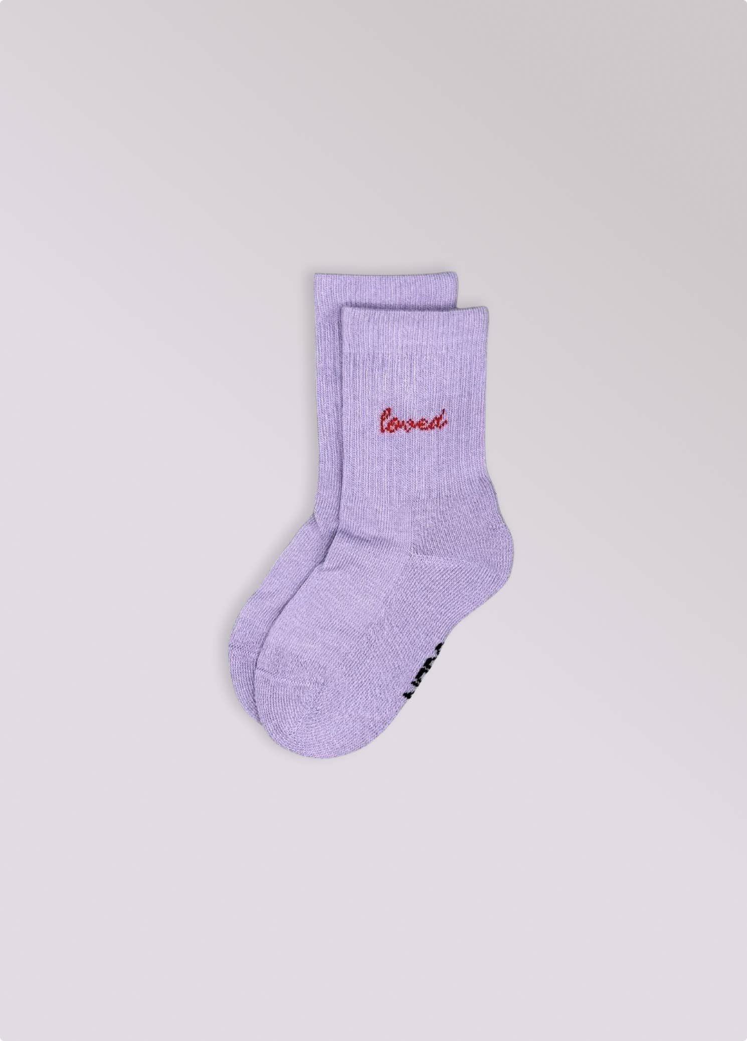 Kinder-Socken in Lila von No Bad Days Club mit eingewebtem „loved“-Schriftzug, nahtfrei, extra verstärkt unter dem Fuß, nachhaltig produziert in Portugal.
