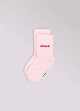 Kinder-Socken in Rosa von No Bad Days Club mit eingewebtem „amore“-Schriftzug, nahtfrei, extra verstärkt unter dem Fuß, nachhaltig produziert in Portugal.
