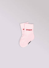 Kinder-Socken in Rosa von No Bad Days Club mit eingewebtem „amore“-Schriftzug, nahtfrei, extra verstärkt unter dem Fuß, nachhaltig produziert in Portugal.