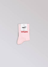 Kinder-Socken in Rosa von No Bad Days Club mit eingewebtem „amore“-Schriftzug, nahtfrei, extra verstärkt unter dem Fuß, nachhaltig produziert in Portugal
