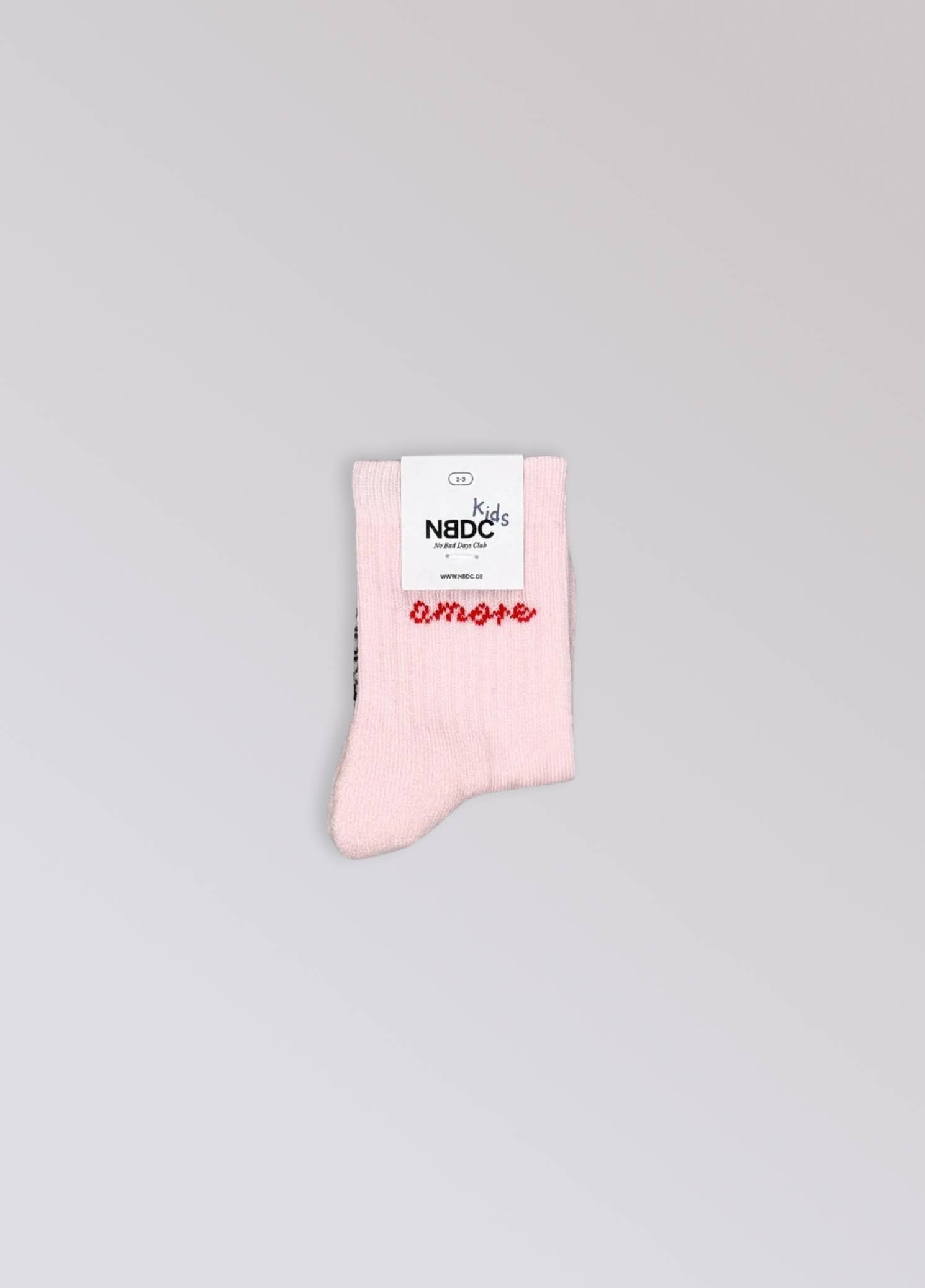 Kinder-Socken in Rosa von No Bad Days Club mit eingewebtem „amore“-Schriftzug, nahtfrei, extra verstärkt unter dem Fuß, nachhaltig produziert in Portugal.
