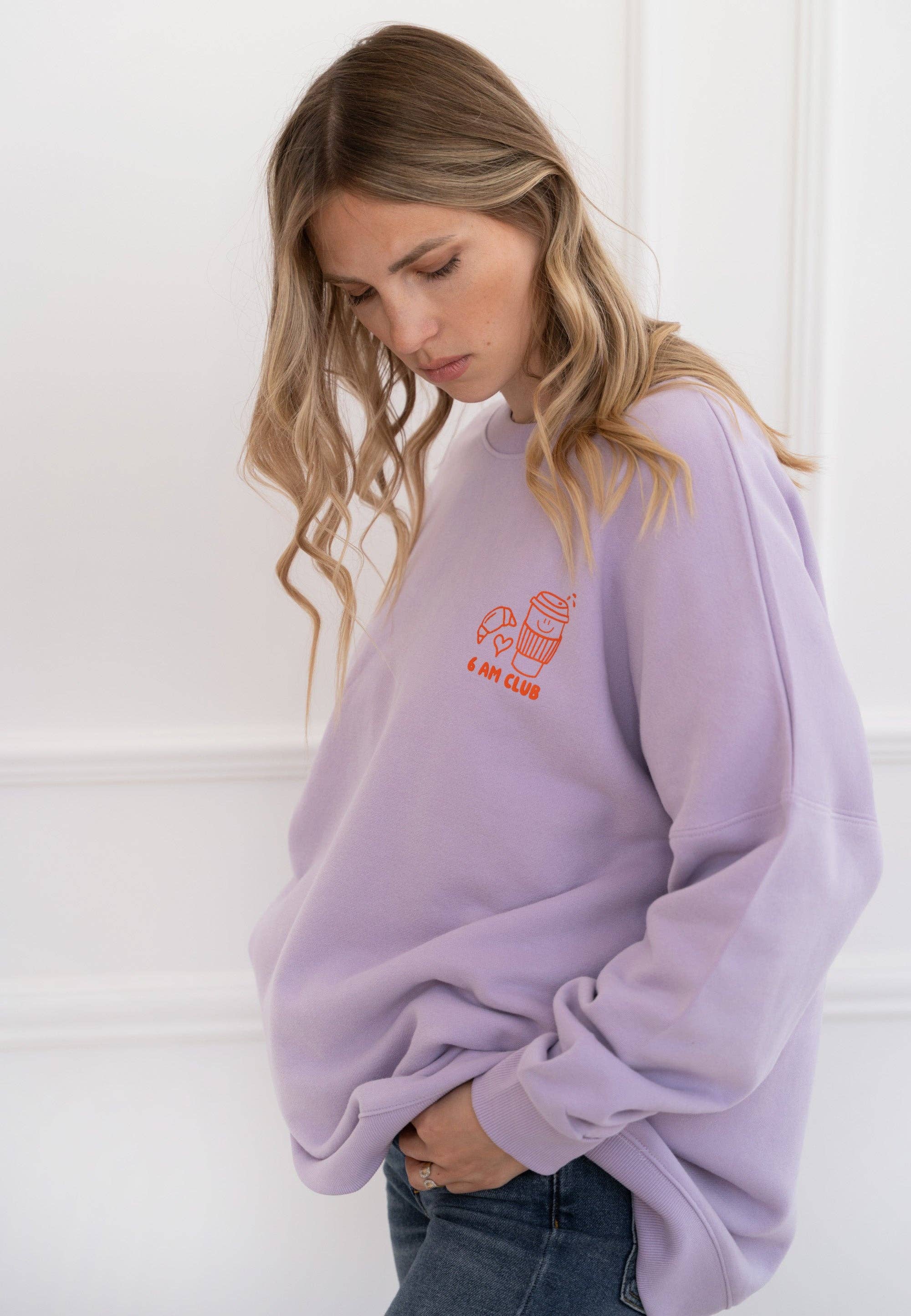 Fliederfarbenes Oversized Sweatshirt Coffee before Chaos, aus Baumwollmischung mit Ribbündchen, bequemer Schnitt für Mini & Me Looks.