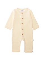Rib-Strick-Overall für Babys und Kleinkinder in Ecru, weicher Strickanzug mit Holzknöpfen, umgeschlagenem Saum und hohem Tragekomfort.