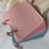 Silikon Badebuch Seemann für Babys, sensorisches Badespielzeug mit erhabenen Texturen und niedlichen Tieren, wasserfest und spülmaschinengeeignet.