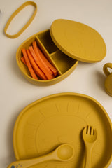 Silikon Lunchbox Alfie der Löwe senfgelb, leichte und robuste Snackbox mit Trennfächern, Deckel als Teller nutzbar, ideal für Kindergarten und Schule.