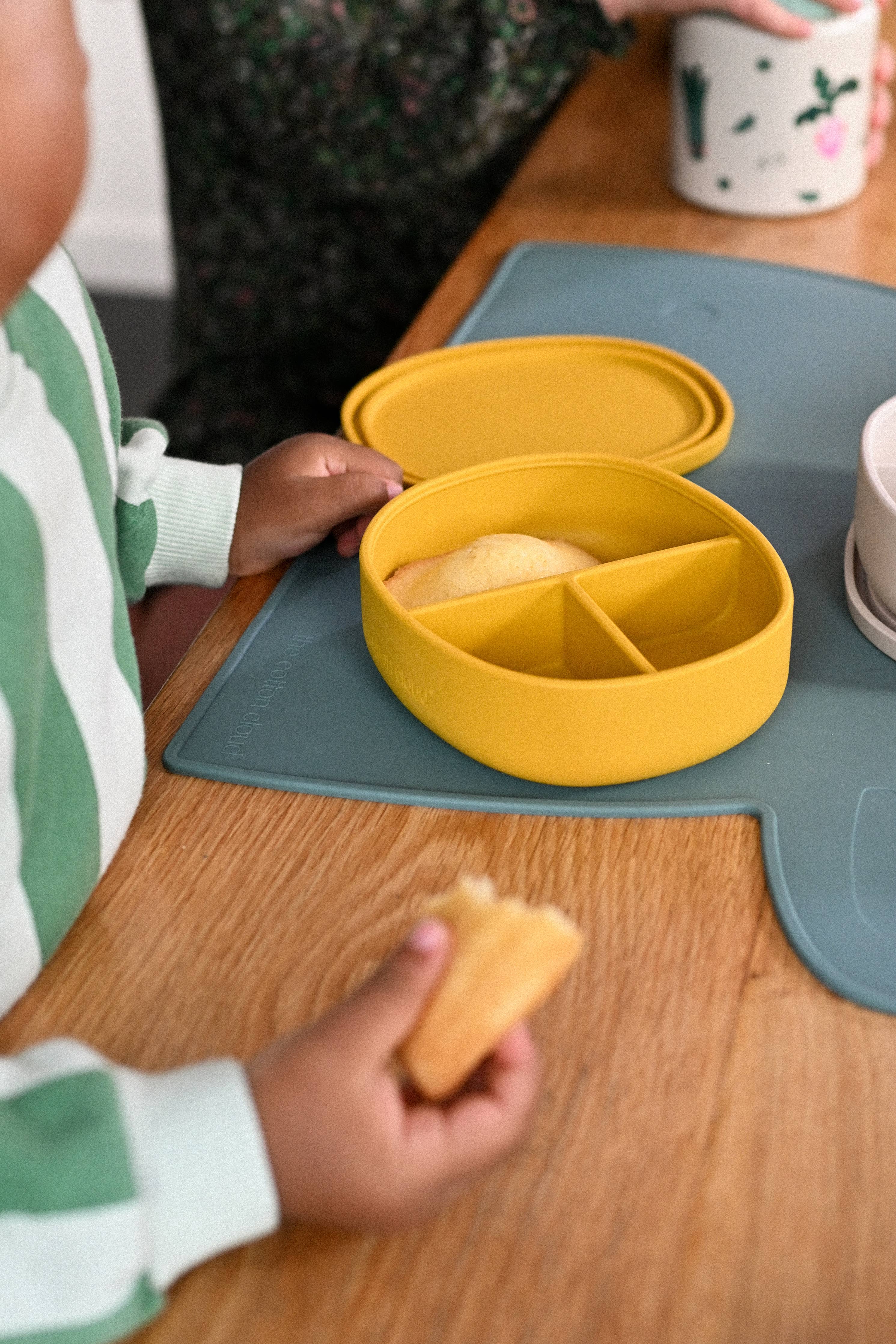Silikon Lunchbox Alfie der Löwe senfgelb, leichte und robuste Snackbox mit Trennfächern, Deckel als Teller nutzbar, ideal für Kindergarten und Schule.