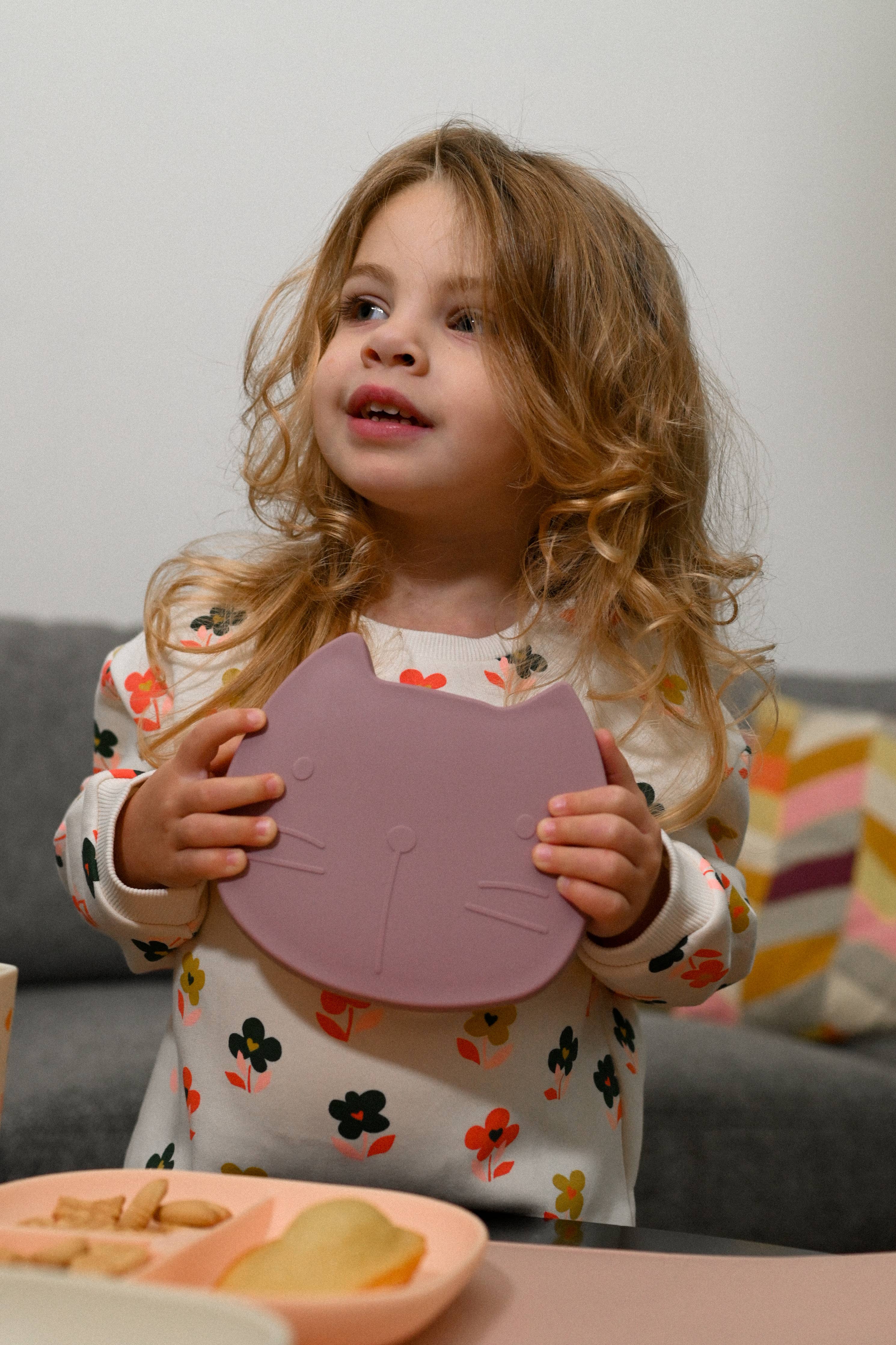 Silikon Lunchbox Pippa die Katze mauve, robuste Brotdose mit Trennfächern, Deckel als Teller nutzbar, perfekt für Kindergarten und Schule.